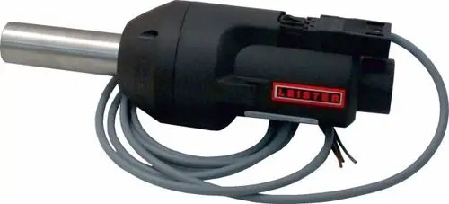 Heizgerät von Leister mit Metallauslass und Kabeln zur elektrischen Verbindung. Geeignet für verschiedene Anwendungen im Bereich der Wärmebehandlung.